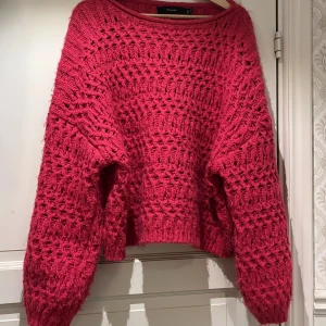 Stickad tröja  - Supergosig rosa stickad tröja från Vero Moda med balongarmar, i storlek Xl men känns som en M💞💞