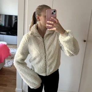 mjuk ziphoodie - Söt mjuk, vit ziphoodie från Gina Tricot i teddyliknande material. Storlek S. Den är välanvänd men fortfarande i fint skick. Den här är drömmig när det är kallt ute. Hör av dig om du undrar något☺️🤍✨
