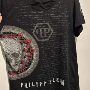Riktigt kattig Philipp plein t-shirt som jag fick i present. Vet ej exakt nypriset (Brukar vara runt 5000sek) därav får ni buda. Denna tröja är fylld med rhinestones vilket är glittriga stenar som bidrar med en lyxig känsla när man bär på tröjan. Nyskick🫡