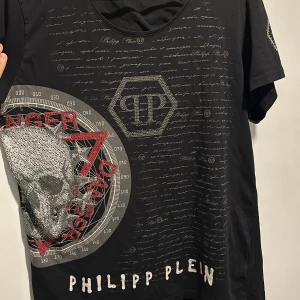 Philipp Plein Tshirt  - Riktigt kattig Philipp plein t-shirt som jag fick i present. Vet ej exakt nypriset (Brukar vara runt 5000sek) därav får ni buda. Denna tröja är fylld med rhinestones vilket är glittriga stenar som bidrar med en lyxig känsla när man bär på tröjan. Nyskick🫡