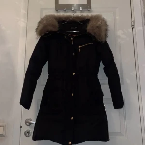 Svart hollies jacka - Hollies jacka köpt från Holmlunds Nypris: 4200 kr Säljes pågrund av att den ej kom till användning, användes ett antal få gånger