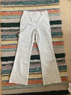 Mid-waist vita/randiga byxor - Skitsnygga byxor med coola bakfickor, säljer för att de är lite korta på mig (jag är 170 cm). 