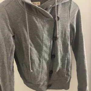 Kofta - Kofta som man knäpper med knappar. Sweatshirt material. 