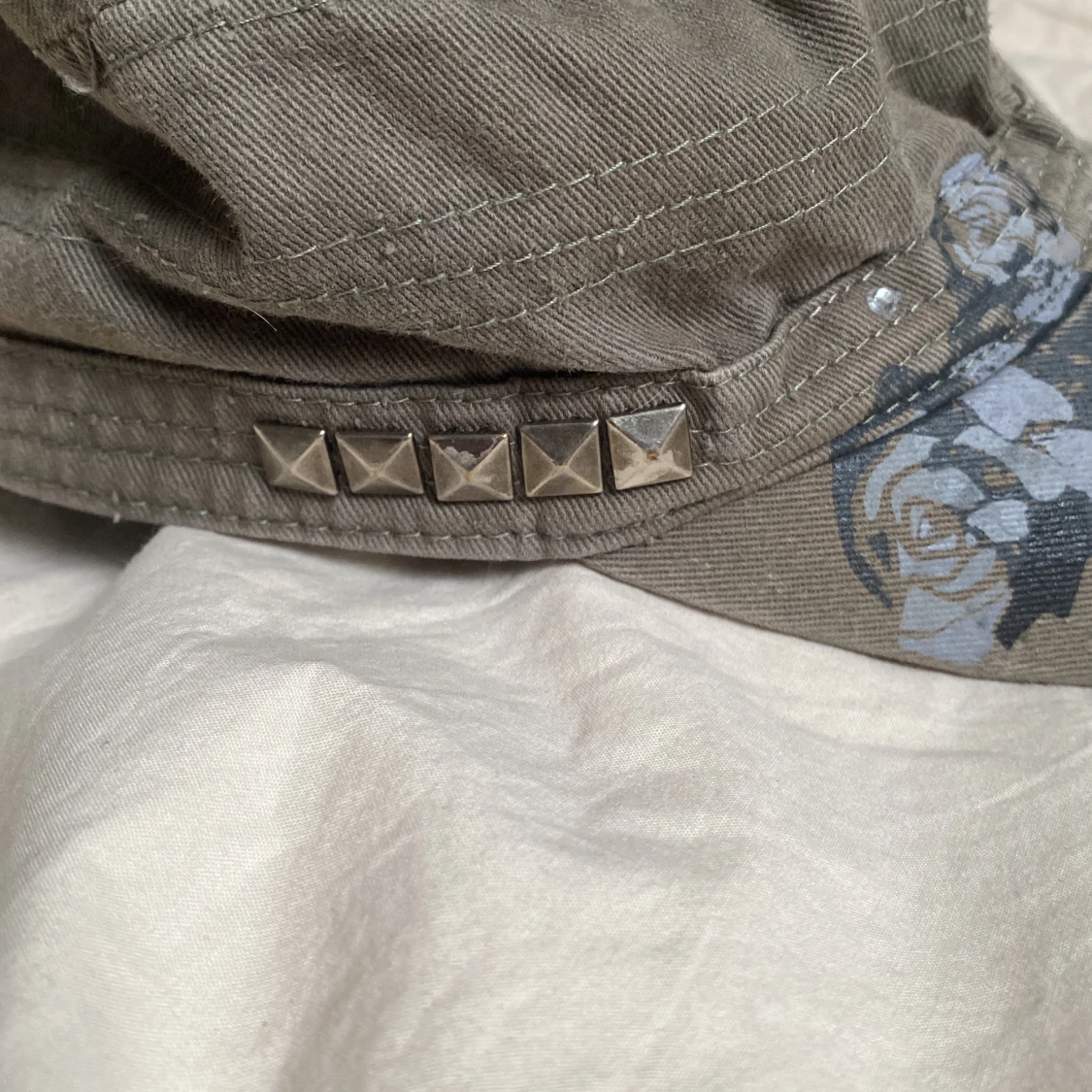 Keps med dödskalle  - 90