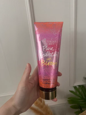 Victoria's Secret Pure Seduction in Bloom 236 ml - Den är öppnad och testad. Fått den i present men kan använda parfymlotion på grund av mitt jobb så säljer jag vidare den. Tycker att det är en av de godaste dofterna. Den är alltså helt full, endast en pytteliten klick testad.