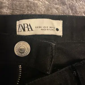 Ett par jätte snygga svarta bootcut jeans med slits på sidan. Har inte kommit till någon andvänding eftersom dom var för små