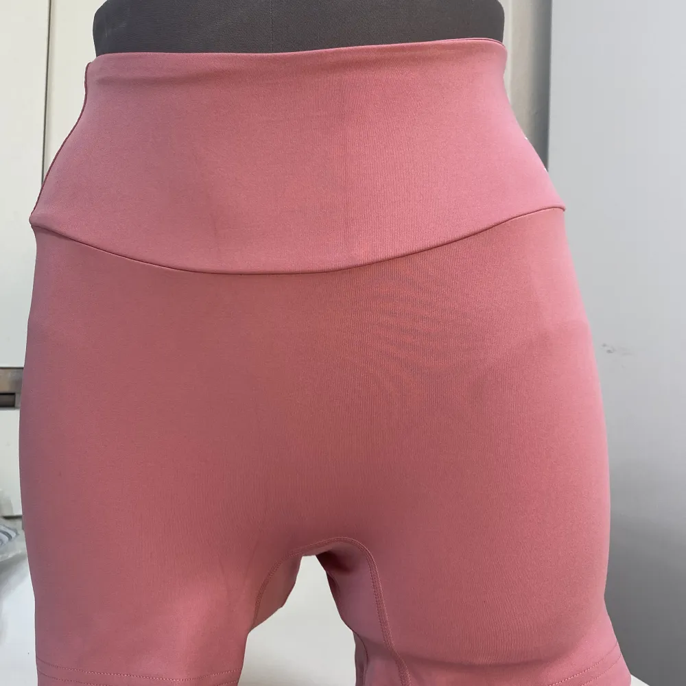 Helt nya, rosa gymshark shorts. Väldigt bekvämt material. Passar storlek XS-S.. Jeans & Byxor.