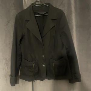 Kappahl jacka  - En jacka som ej kommer till användning. Är i storleken 42 men upplever den mindre i storleken.