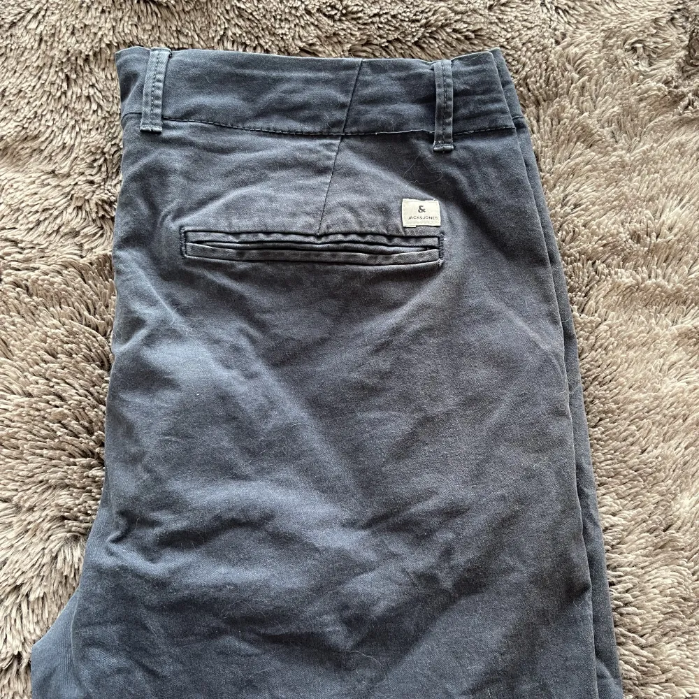 Marinblå chinos shorts från Jack&Jones i storlek M. Lite solblekta, annars bra skick!. Shorts.