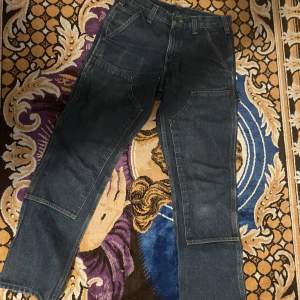 Feta jeans storlek 28/30 skriv om ni har nått att byta och kan gå ner i pris vid snabb affär 💣