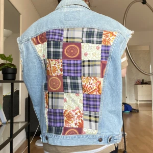 Upcyclat levi’s jacka  - Upcyclat denim jacka från levi’s. Handgjord med återvunnet tyg. Det är Xl men passar bra för alla som oversized   