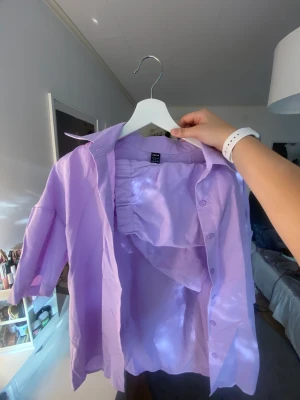 Lila set - Lila set från SHEIN, en skjorta & ett par shorts. Båda är storlek S. 