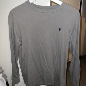 Ralph lauren tröja 300kr - Storlek 14-16 år, originella pris 800kr men säljer den för 300kr! Knappt använd för halvår sen så mycket fint skick! Skriv om intresserad- kan mötas upp på stan, tar endast emot Swish