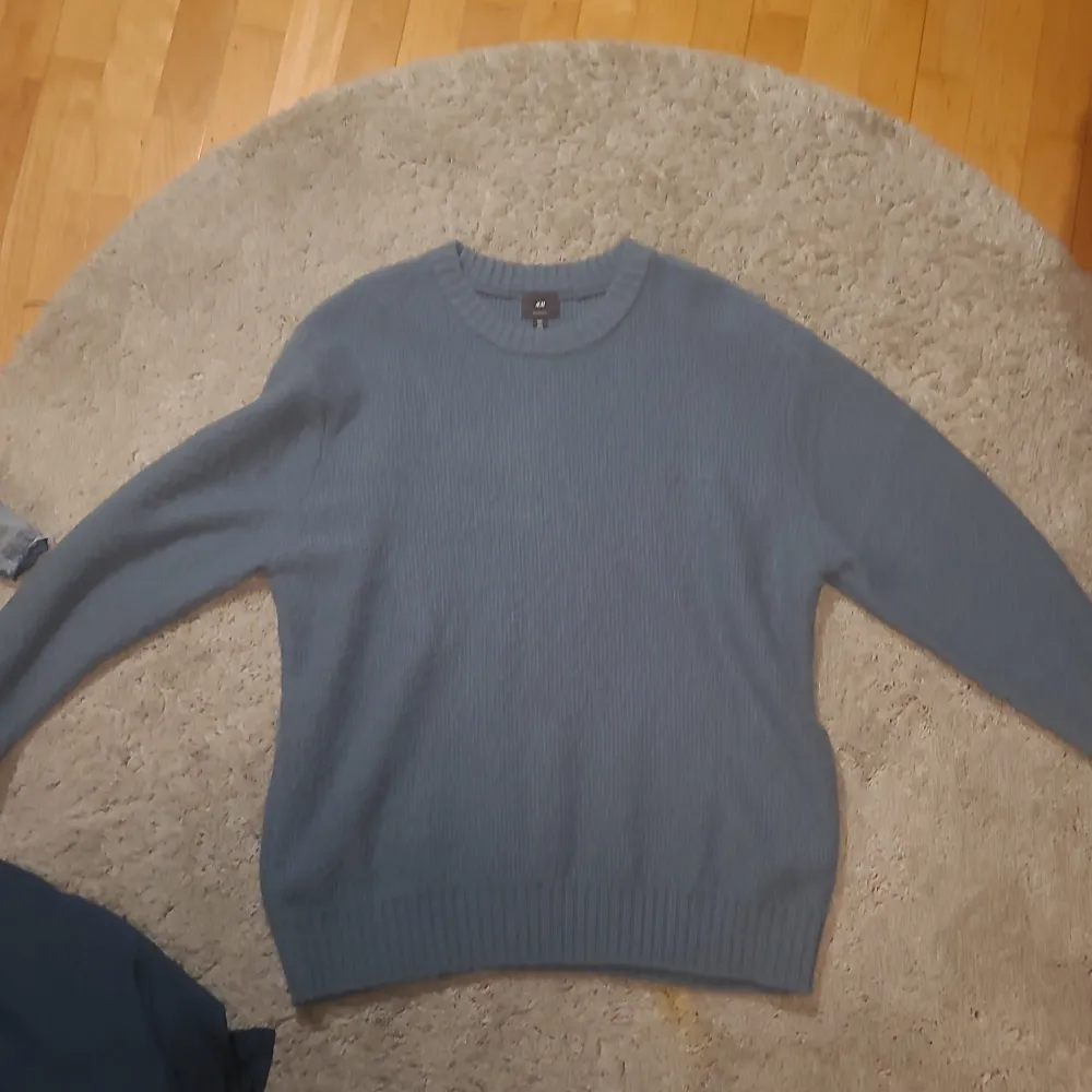 Riktigt snygg stickad tröja, passar till det mesta Knappt använd  Säljer pga fel storlek . Stickat.