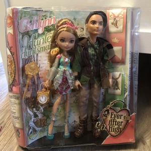 Ever after high dockor NIB - Ashlynn & Hunter aldrig öppnade  Kartong skadad/ se bilderna 