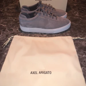 Axel Arigato Skor - Strlk:45 Använt 1 gång Nypris:2300kr Köpt i arigato butiken STHLM 