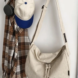 Crossbody väska beige - En beige väska som jag aldrig använt🤍 Köpt på shein! Som man ser på sista bilden är den mer beige i verkligheten än på de första bilderna👍🏻 Kontakta vid intresse eller andra funderingar❣️