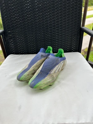 Adidas fotbollskor - Ett par skor som är i bra skick, inget sönder men använda några gånger! 43 1/3