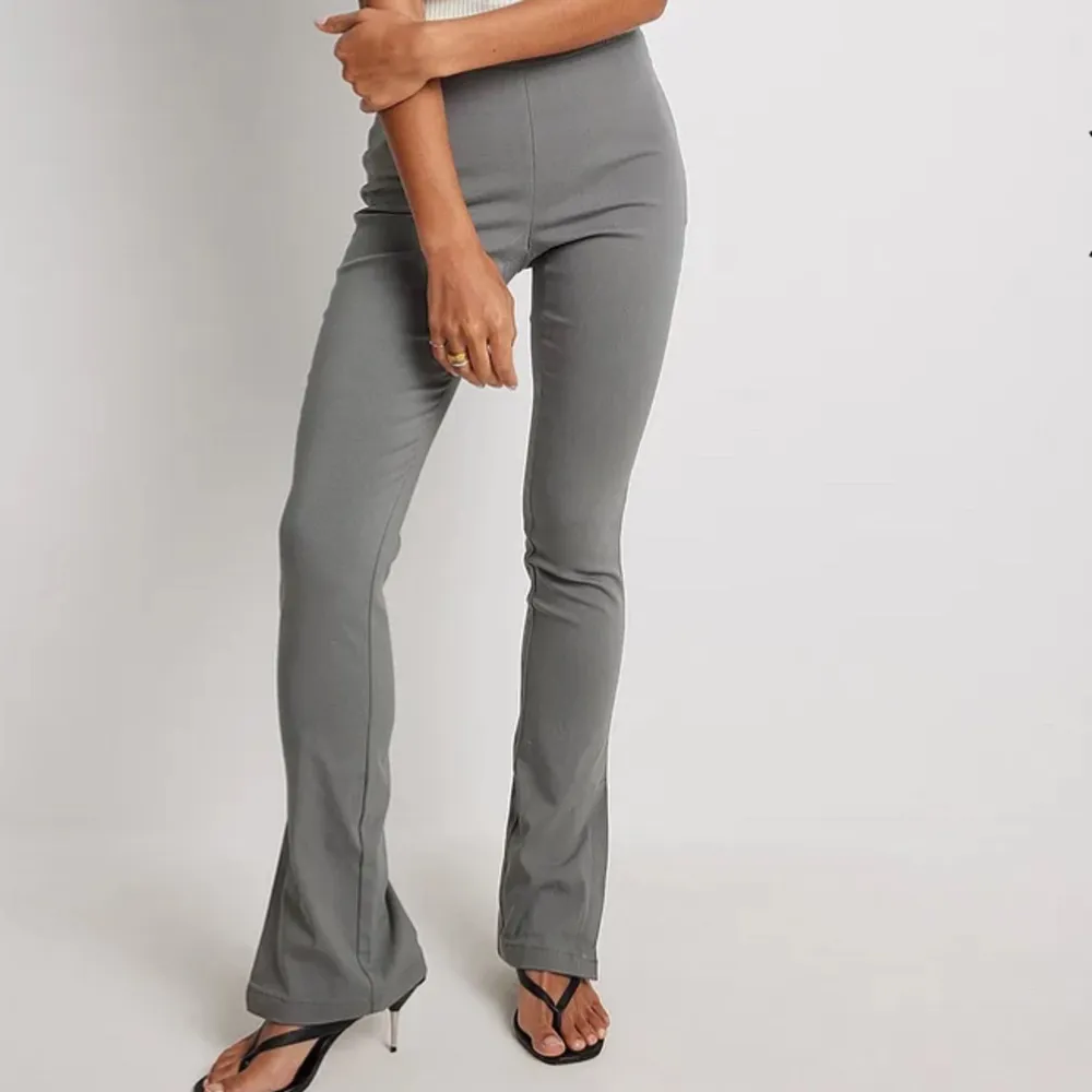 Jätte fina gråa kostymbyxor från NAKD med slits på båda sidor längst ner, skriv för frågor, pris kan diskuteras🫶🏽. Jeans & Byxor.