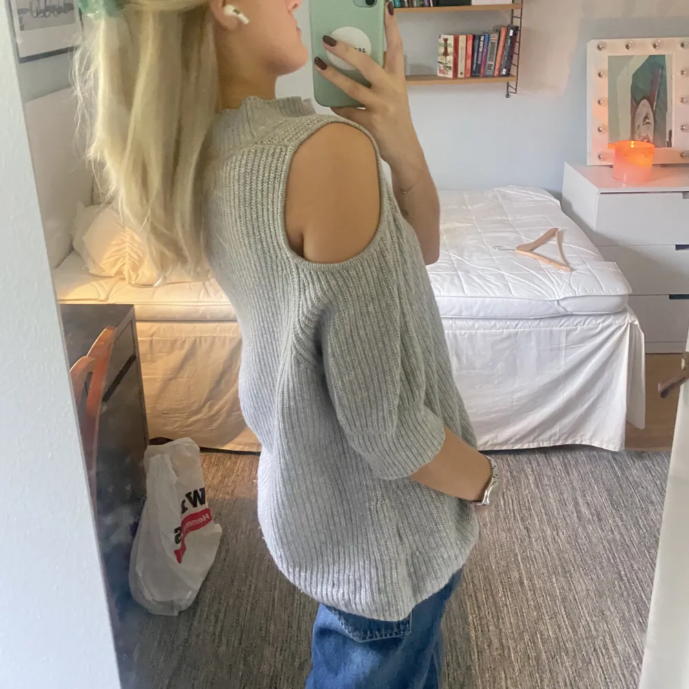 Så fin i Kashmir, med cut out på axlarna 🤍🤍 vet ej storlek men sitter oversized på mig som bär S. Inköpt i italien för 220 euro. . Neuleet.