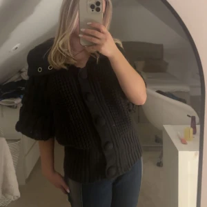 Kofta - As snygg kofta i nyskick!! Aldrig använd och prislappen kvar.💕Storlek L men passar mig som i vanliga fall är XS-S (sitter något stort) Skulle säga att den passar alltifrån XS/S-L beroende på hur tajt man vill att den ska sitta🥰🥰