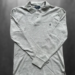 Ralhp lauren piké långärmad  - En riktigt snygg långärmad piké av Ralph lauren i nyskick. Storlek 14/16. Modellen på bilden är 169.  Skriv vid frågor eller funderingar🙌