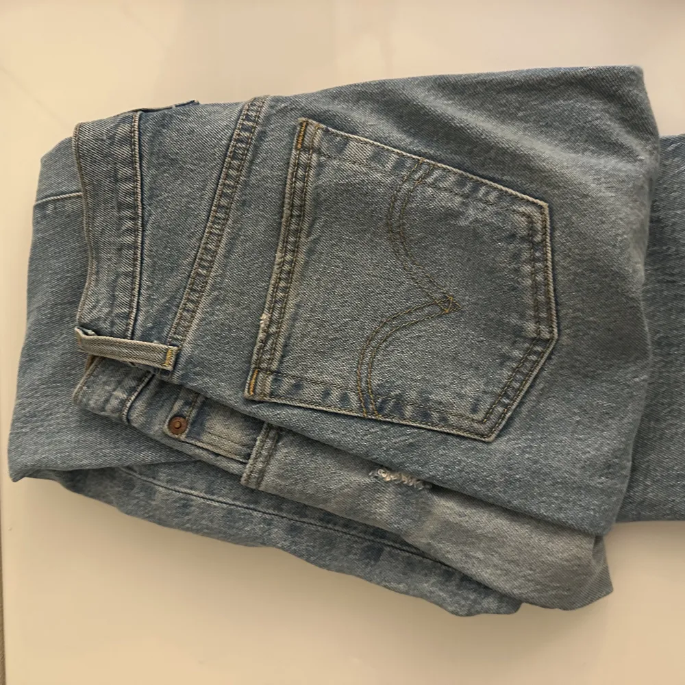 levis jeans i modell ribcage straight i storlek 24, skulle säga att dessa är lite stora i storleken så beror på vilken passform man vill ha. Jeans & Byxor.