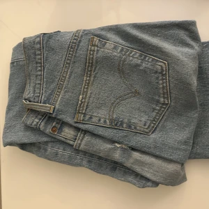 levis ribcage straight - levis jeans i modell ribcage straight i storlek 24, skulle säga att dessa är lite stora i storleken så beror på vilken passform man vill ha