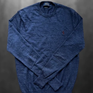 Ralph lauren tröja  - En riktigt snygg Ralph lauren tröja i merino ull. Nyskcik. Storlek S men passar Xs. Modellen på bilden är 169 cm.  Skriv vid frågor eller funderingar🙌