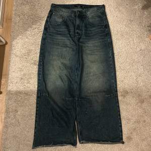 Snygga baggy jeans med grön wash. De är avklippta längst ner och modellen är 186cm, pris kan diskuteras. Hör av er vid frågor!