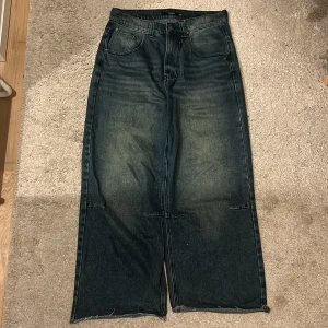 Gröna Jaded London Colossus Jeans - Snygga baggy jeans med grön wash. De är avklippta längst ner och modellen är 186cm, pris kan diskuteras. Hör av er vid frågor!