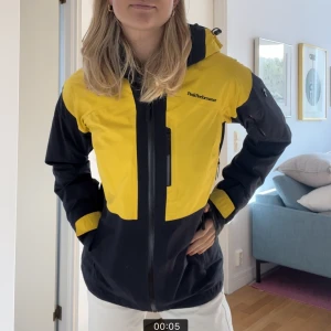 Skidjacka Peak Performance - Säljer nu min skidjacka från Peak Performance! Den är i superfint skick. Lite tjockare än en skaljacka men inte ”tjock” som en riktigt vaddad jacka! Så fin💓 Något figursydd så att den går in lite i midjan:)