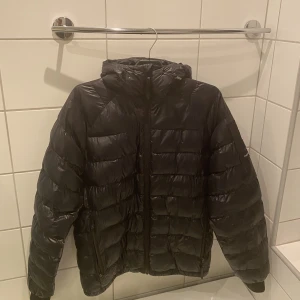 Peak Performance Jacka - Svart Peak Performance jacka i väldigt bra skick, Storlek L. Skriv vid mer frågor! 