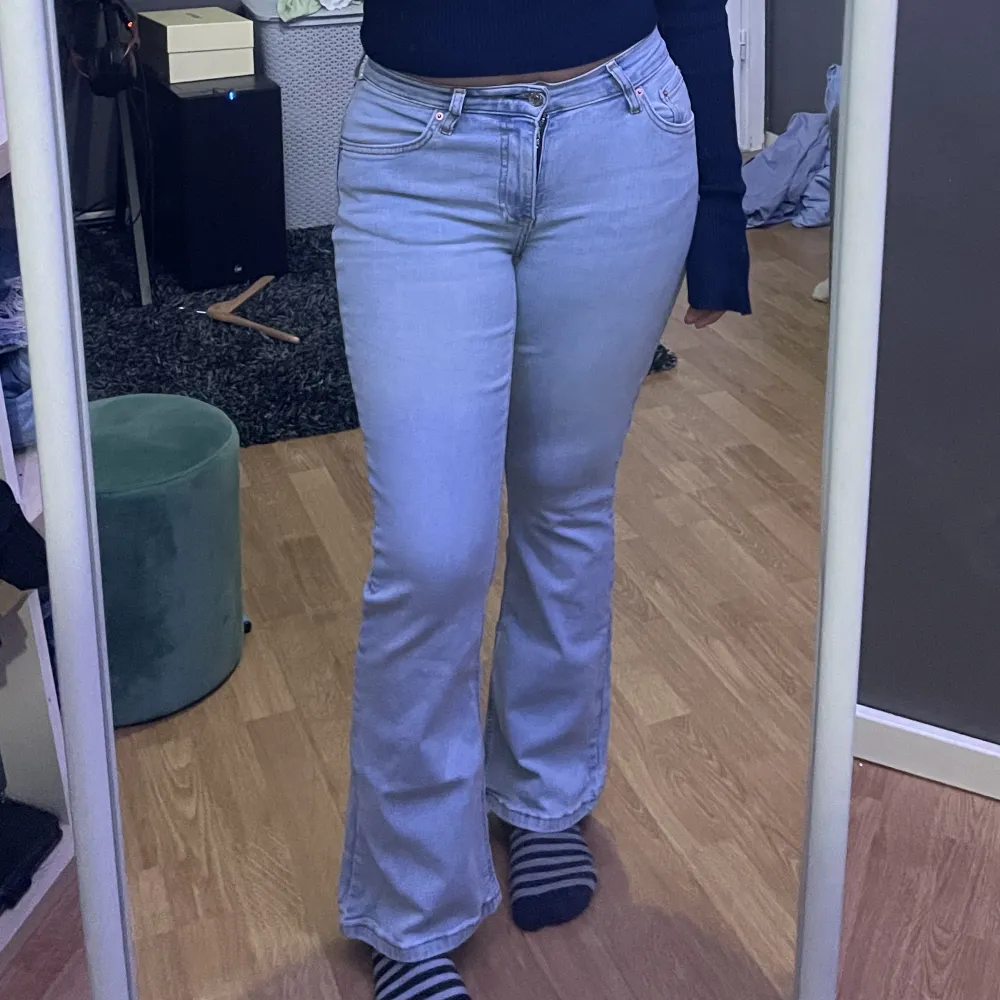 Ett par ljusblåa bootcut jeans från Gina Tricot i storlek 36 💙lite för korta för min smak, är 153 💕 har inte använt så många gånger . Jeans & Byxor.