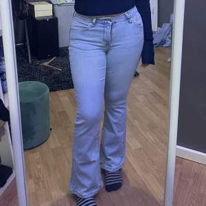 Ett par ljusblåa bootcut jeans från Gina Tricot i storlek 36 💙lite för korta för min smak, är 153 💕 har inte använt så många gånger 