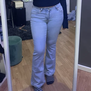 Jeans - Ett par ljusblåa bootcut jeans från Gina Tricot i storlek 36 💙lite för korta för min smak, är 153 💕 har inte använt så många gånger 