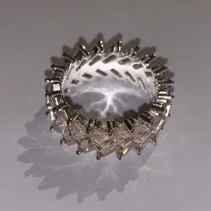 Vacker silver ring med stenar köptes från ginatricot! klicka gärna på köp nu eller kontakta! 🌸🌺💐🌷