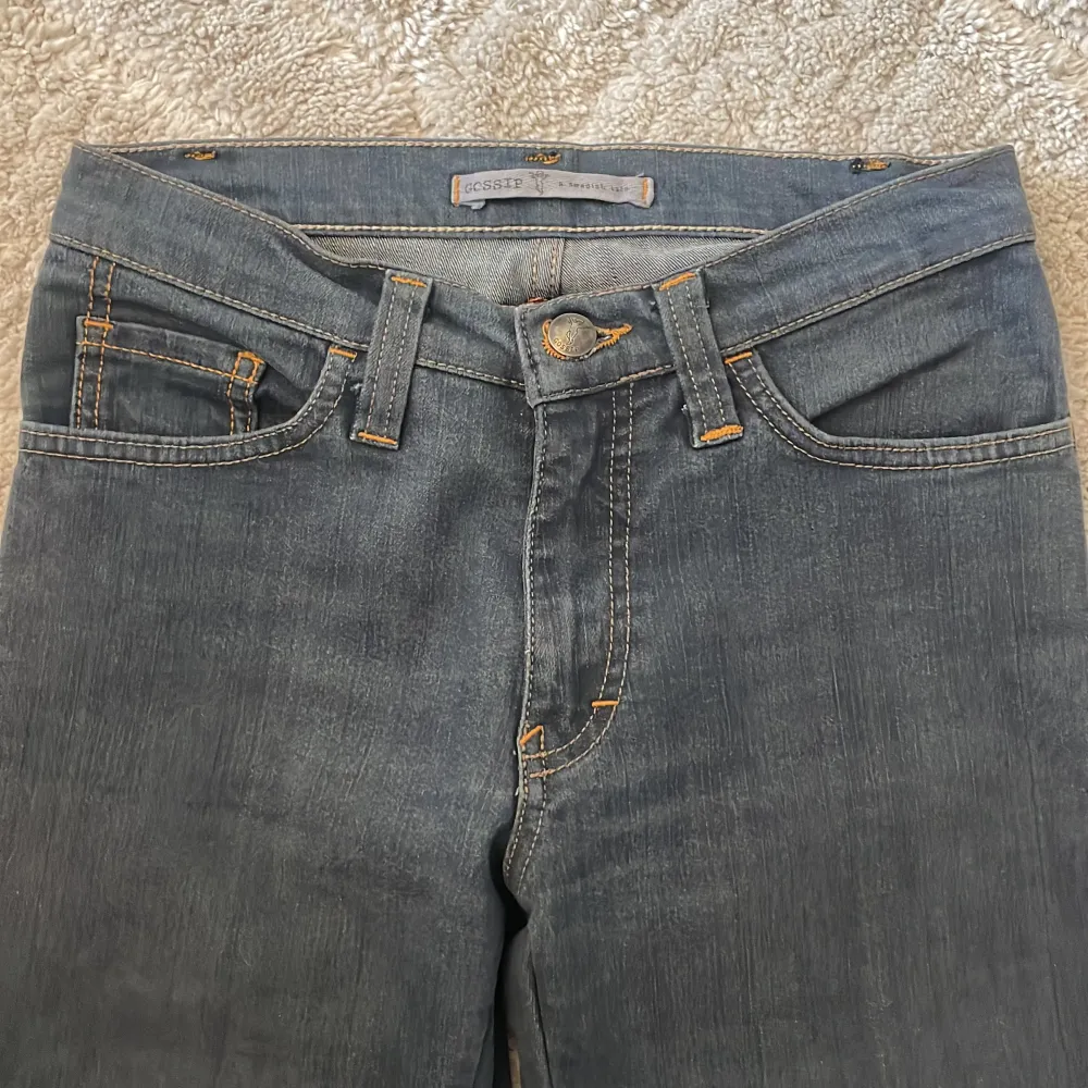 Mörkblåa low waist jeans.. Jeans & Byxor.