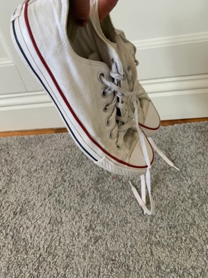 Converse - Svinsnygga vita converse som passar till allt och är jättesköna! Kom med prisförslag!❤️ Passar mig med ca 38 också!