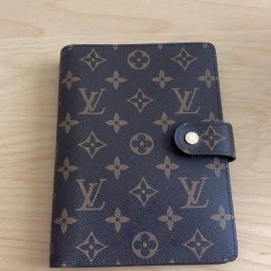 Medium Ring Agenda Cover - 14 x 18.5 x 3 cm  Papper ingår ej 