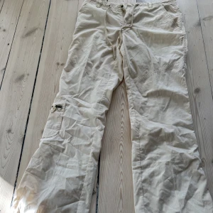 Cargobyxor  - Beiga Cargobyxor ifrån märket Fresh spirit, Lågmidjade med fina detaljer. Står ingen storlek men skulle uppskatta att dem är en s 💓