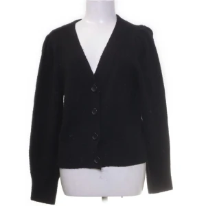 & Other stories Stickad kofta  - Jättemysig kofta som inte kommer till användning längre 🤍egna bilder kan fixas de bara skriva. Köpt för 300