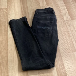 Nudie jeans ”Thin Finn” - Ett par snygga Nudie jeans med eftertraktad model ”Thin finn”. Passar mig som är ca185 och väger ca55kg. Skulle även passa någon mindre. Skicket är perfekt utan några defekter✅. Nypris är 1600kr. Kan tänka mig lägre pris vid snabb affär! ✅