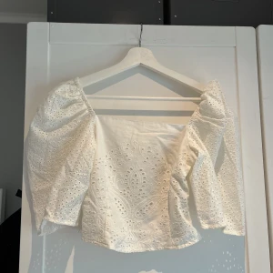 Vit blus - Vit blus med lite vidare ärmar från H&M, helt oanvänd 🤍