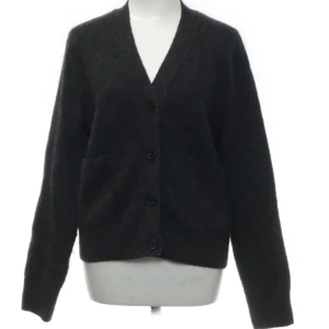 Arket Stickad kofta  - Egna bilder kan fixas de bara skriva, inga defekter🤍Köpt för 900kr, pris kan diskuteras!