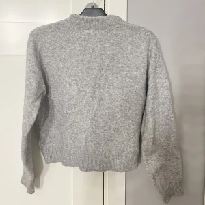 Stickad tröja - Stickad tröja ifrån h&m, originalpris 349kr, använd mycket därav lite nopprig !!! 