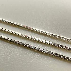 Halsband i äkta 925 silver. 41cm, b: 0,7mm, vikt: 1,13g, venezia.   Stämplat och testat, rengörs professionellt innan köp.  15kr frakt 