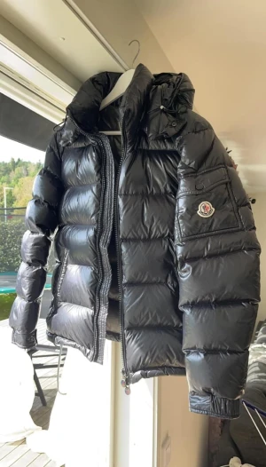 Moncler Maya  - Säljer denna Maya jacka, klart är den äkta. Men skriv privat vid mer information. Cond: 9/10  Size: 1 - S Cw svart  Og allt! Box, tags, kvitto, extra knappar mm. Passa på att säkra din vinterjacka!