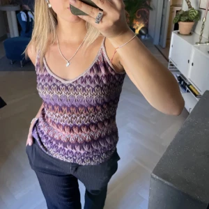 Missoni liknande topp - Jag säljer denna topp i storlek M då den va för stor för mig! Den är i nyskick  Lånade bilder