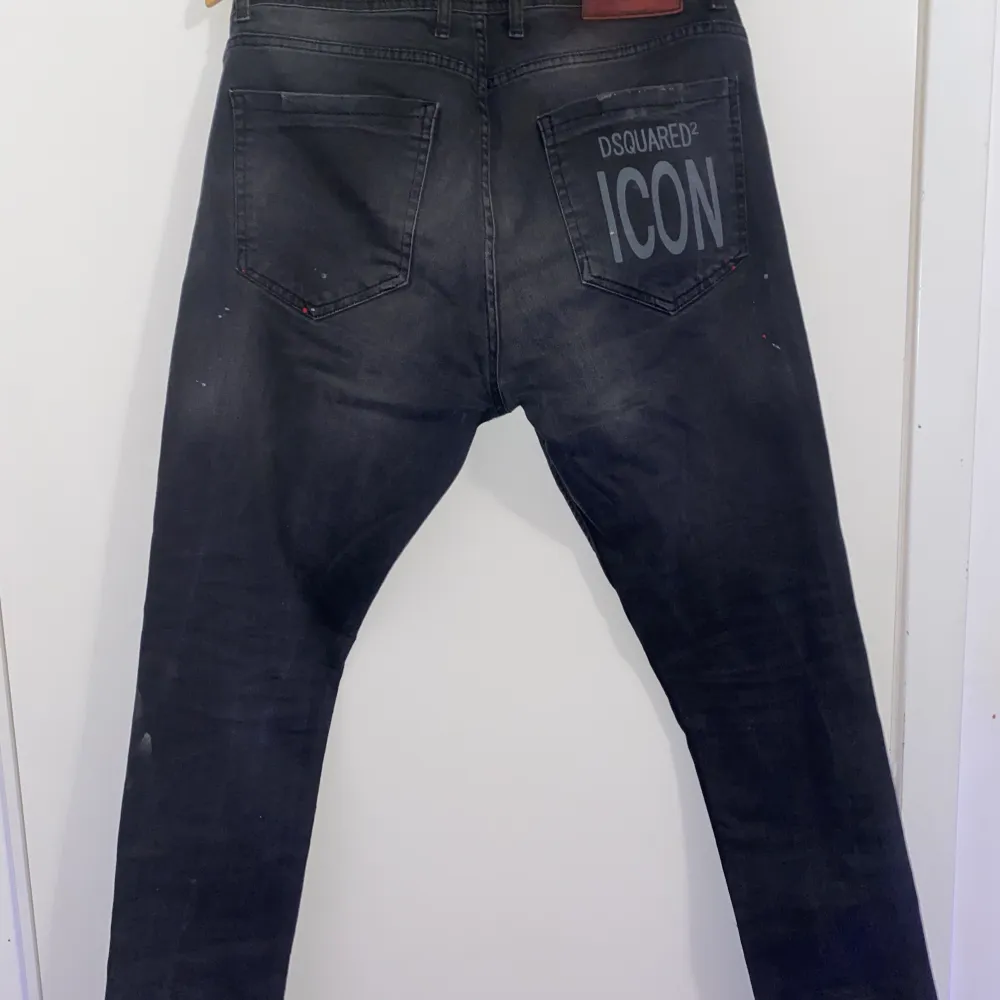 Dsq 2 jeans storlek M Bra kvalitet  Har inte haft på dom mycket Sköna och bra passform Skinny/slimfit Pris kan diskuteras . Jeans & Byxor.